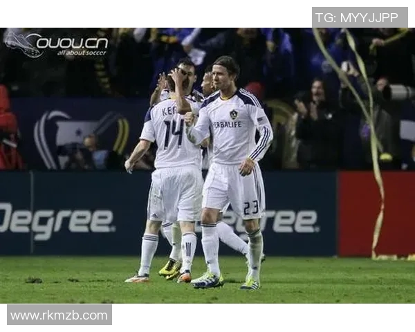 足球明星小贝送祝福拜年视频温暖人心传递新春快乐